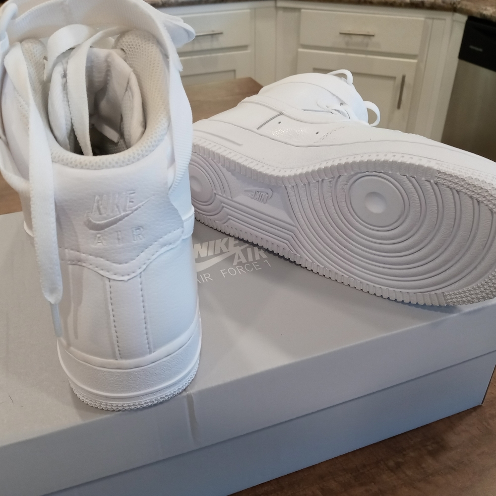 Shoes - Picture 2 of 4